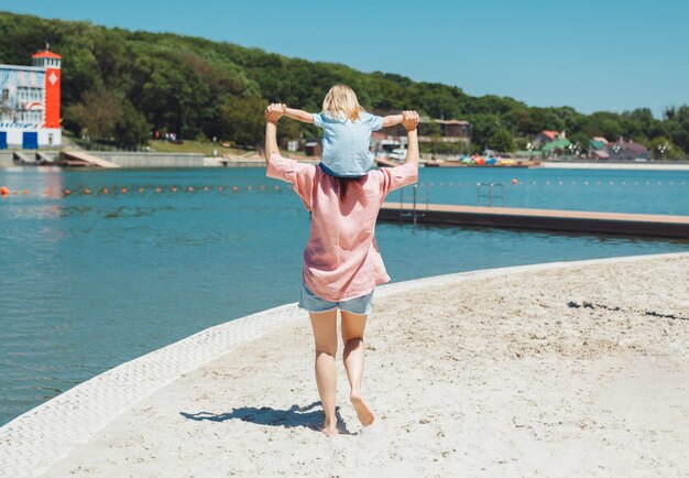 Glückliche Familie Junge schöne Mutter und ihr Sohn haben Spaß am Strand Emotionen Gefühle Freude