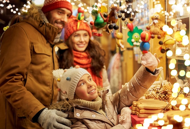 glückliche Familie kauft Souvenirs auf dem Weihnachtsmarkt