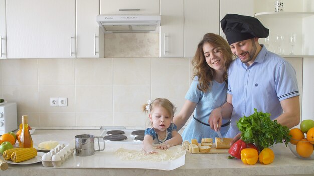 Glückliche Familie kocht in der Küche