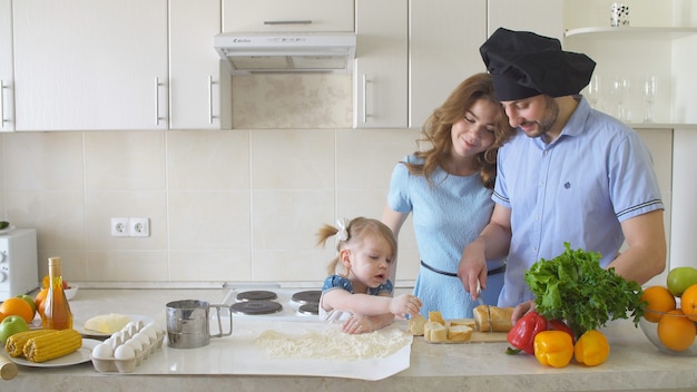 Glückliche Familie kocht in der Küche