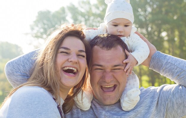 Glückliche Familie mit dem Kind auf dem Feld