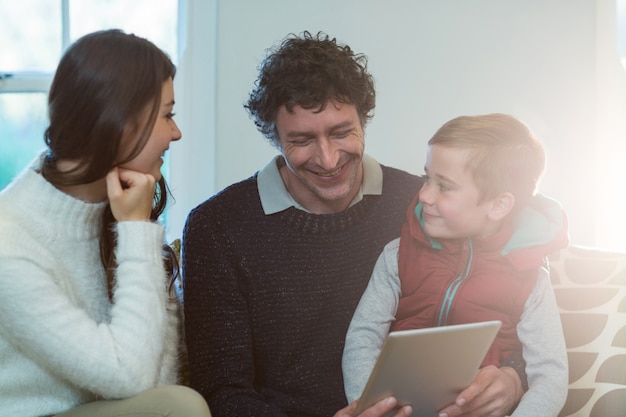 Glückliche Familie mit digitalem Tablet