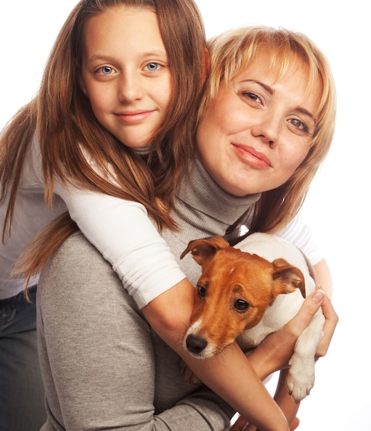 Glückliche Familie mit einem Haustier