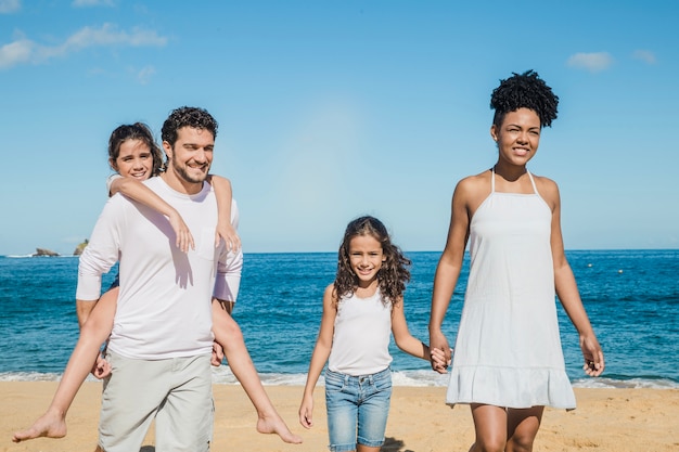 Glückliche Familie mit einem Spaziergang