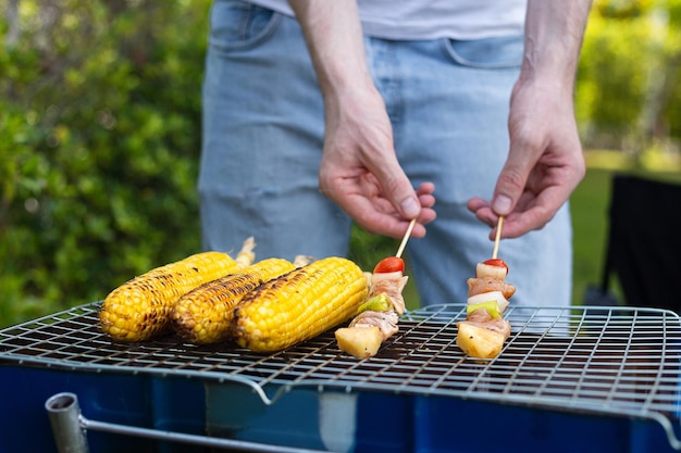 Glückliche Familie mit Grillparty mit Rotwein im Garten des Hauses am Feiertagswochenende