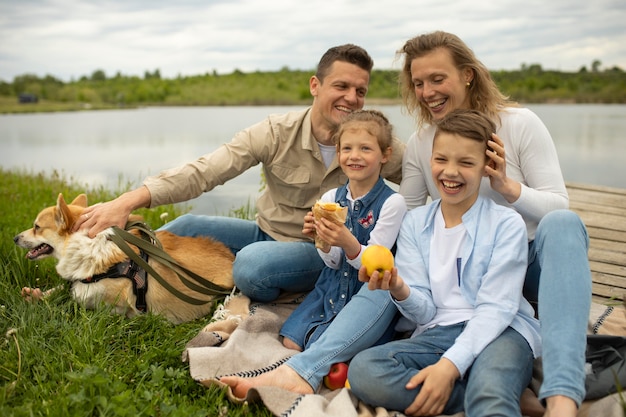 Glückliche Familie mit Hund im Freien