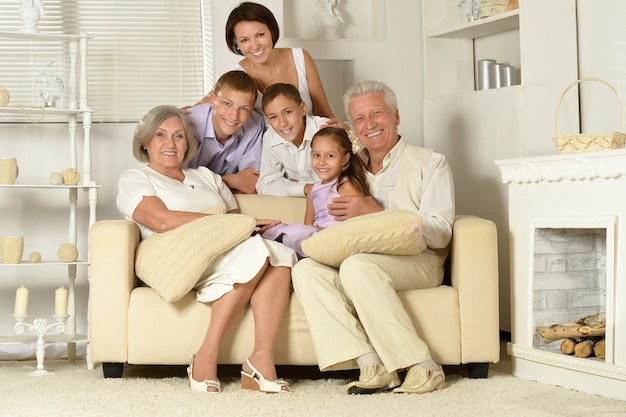 Glückliche Familie mit Kindern auf der Couch im Wohnzimmer