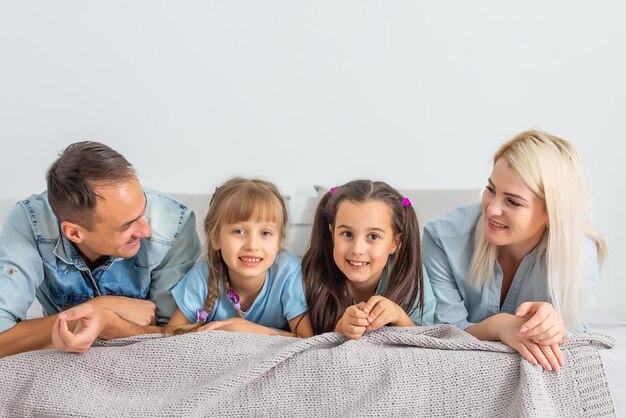 Glückliche Familie mit Kindern im Bett