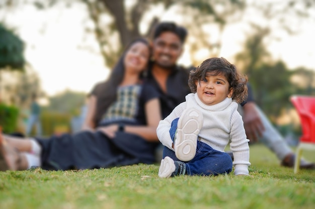 Glückliche Familie mit Kindern im Park bei Sonnenuntergang