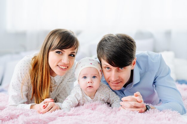 Glückliche Familie mit Kindern im Schlafzimmer