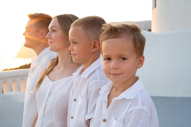 Glückliche Familie mit Kindern im Urlaub in Santorini Griechenland bei Sonnenuntergang