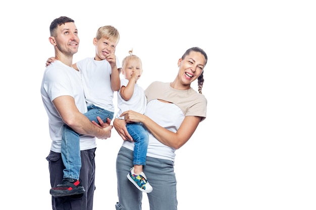 Glückliche Familie mit Kindern Mutter Vater Tochter und Sohn in weißen T-Shirts umarmen und lachen Liebe und Zärtlichkeit Isoliert auf einem weißen Hintergrund Raum für Text