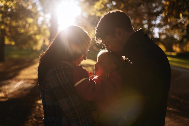 Glückliche Familie mit kleiner Tochter im Herbstpark Erholung im Freien