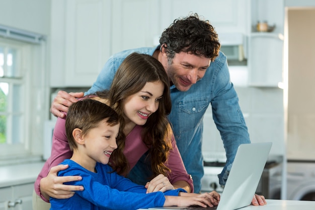 Glückliche Familie mit Laptop