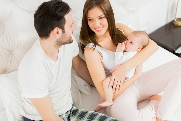 Glückliche Familie mit neugeborenem Baby