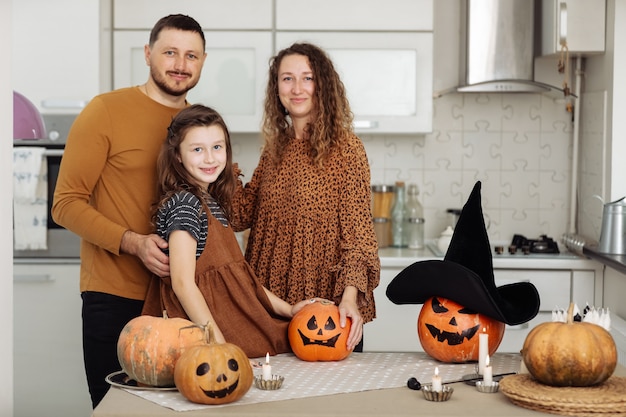 Glückliche Familie mit Schnitzkürbis