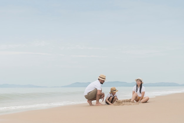 glückliche Familie mit zwei Kindern am Strand,