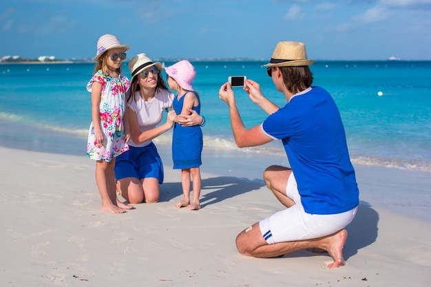 Glückliche Familie mit zwei Kindern in den Sommerferien