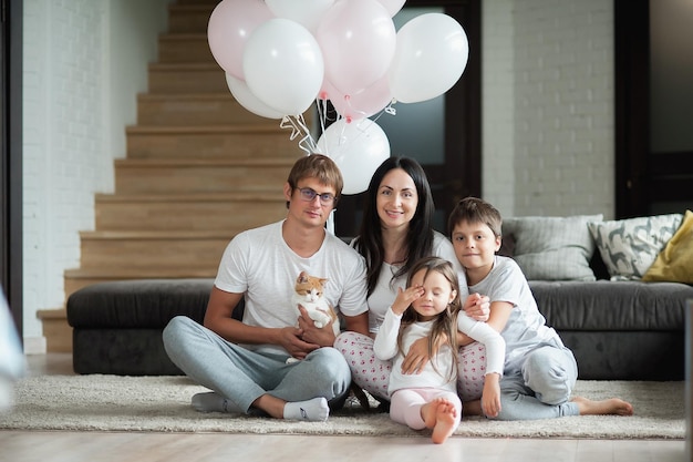 Glückliche Familie, multiethnische Mutter, Vater und Sohn, die lachen, spielen und sich im Schlafanzug freuen