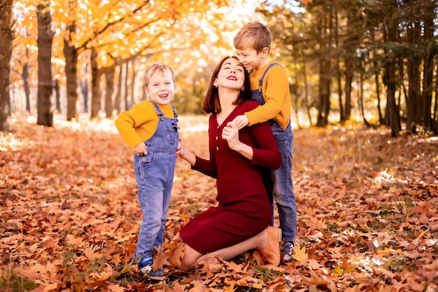 Glückliche Familie Mutter und Baby spielen im Freien in der Natur im Herbstpark Ein kleiner Junge und seine Mutter im Herbstpark Herbstunterhaltung für Kinder