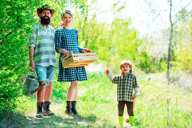 Glückliche Familie, Mutter, Vater, Kinder, Sohn auf Frühlingsgartenhintergrund