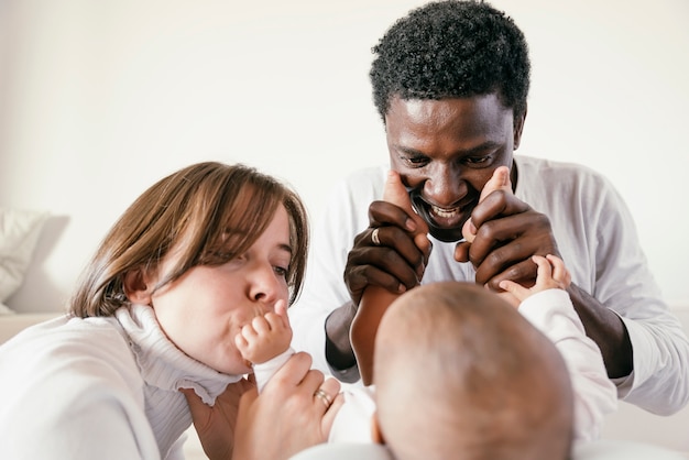 Glückliche Familie, Mutter, Vater und Baby.