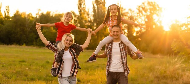 Glückliche Familie: Mutter Vater und Kind Tochter auf Natur bei Sonnenuntergang