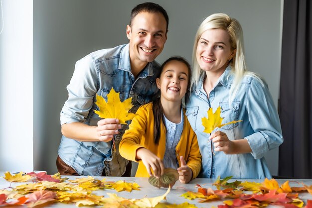 glückliche Familie, Mutter, Vater und Kinder bereiten sich auf Halloween vor, dekorieren das Haus, lachen, spielen