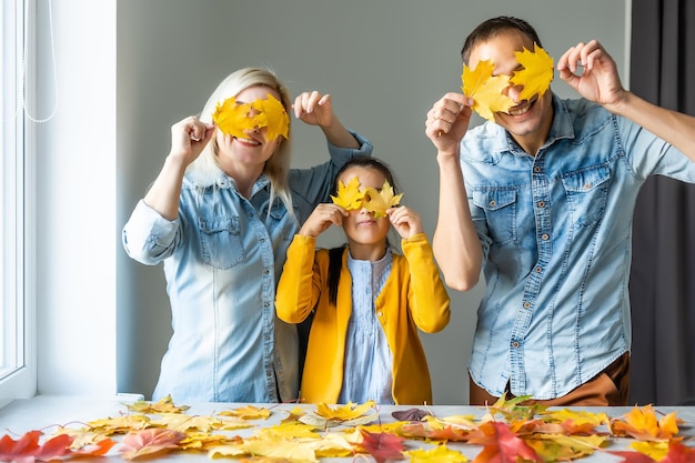 glückliche Familie, Mutter, Vater und Kinder bereiten sich auf Halloween vor, dekorieren das Haus, lachen, spielen