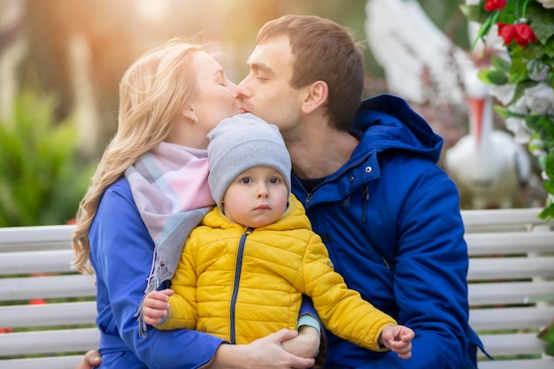 Glückliche Familie, Mutter, Vater und kleiner Sohn