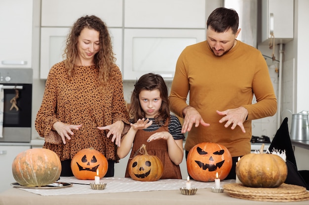 Glückliche Familie Mutter Vater und Tochter Feier von Halloween zu Hause