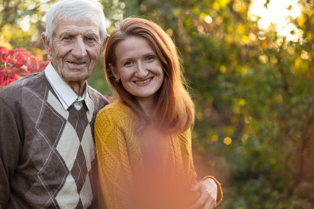 Glückliche Familie. Porträt des lächelnden älteren Mannes und der Enkelin