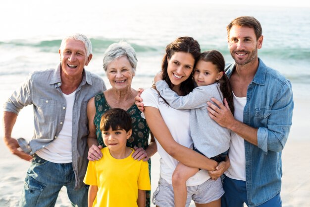 Glückliche Familie posiert am Strand