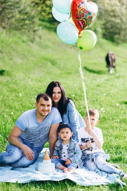 glückliche familie ruhen in der natur und essen kuchen