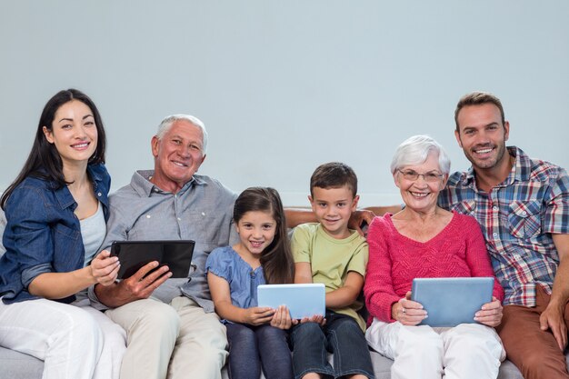 Glückliche Familie sitzt auf dem Sofa