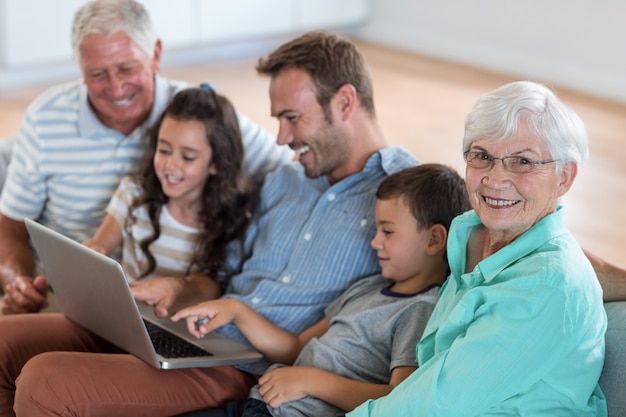 Glückliche Familie sitzt auf dem Sofa