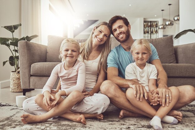 Foto glückliche familie und eltern mit kindern legen sich auf den boden des wohnzimmers und entspannen sich morgens gemeinsam auf dem sofa. liebesfürsorge und porträt einer mutter, die mit erinnerung und glück eine bindung zu vater und kindern aufbaut