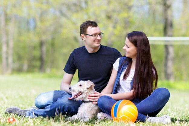 Glückliche Familie und ihr Hund im Park