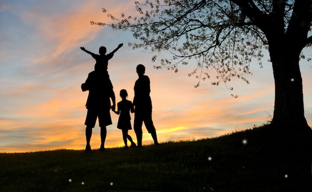 Foto glückliche familie, vater, mutter, sohn und tochter in der natur, sonnenuntergang