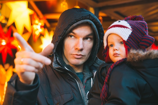 Glückliche Familie verbringen Zeit an Weihnachten und Neujahr in der Altstadt von Klagenfurt Österreich