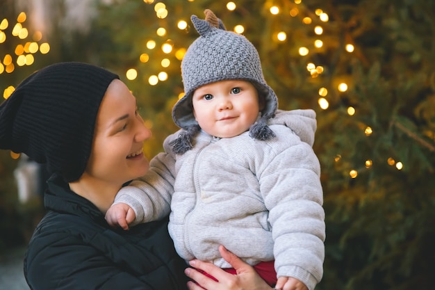 Glückliche Familie verbringen Zeit an Weihnachten und Neujahr in der Altstadt von Salzburg Österreich