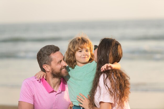 Glückliche Familie von Mutter, Vater und Kind am Sommerstrand