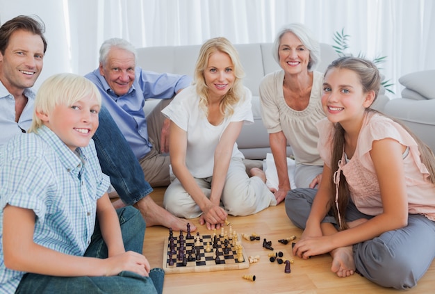 Glückliche Familie, welche die Kamera betrachtet