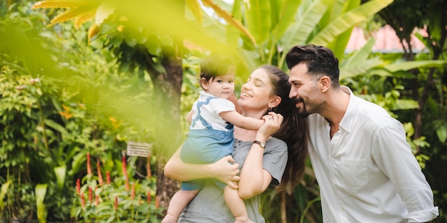 Glückliche Familie zu Hause zusammen Konzept, Kinder freuen sich mit Vater und Mutter im Sommer Naturgarten im Freien, Leute die Spaß haben, Junge oder Mädchen und junge Frau lächeln Lebensstil außerhalb des Parks