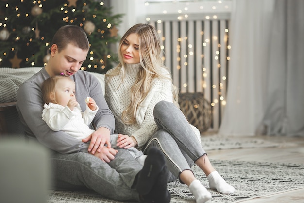 Glückliche Familie zusammen an Weihnachten