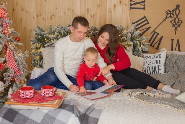 glückliche Familie zusammen an Weihnachten