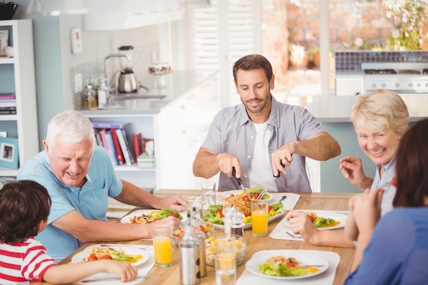 Glückliche Familienfamilie, die zu Hause frühstückt