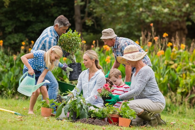 Glückliche Familiengartenarbeit