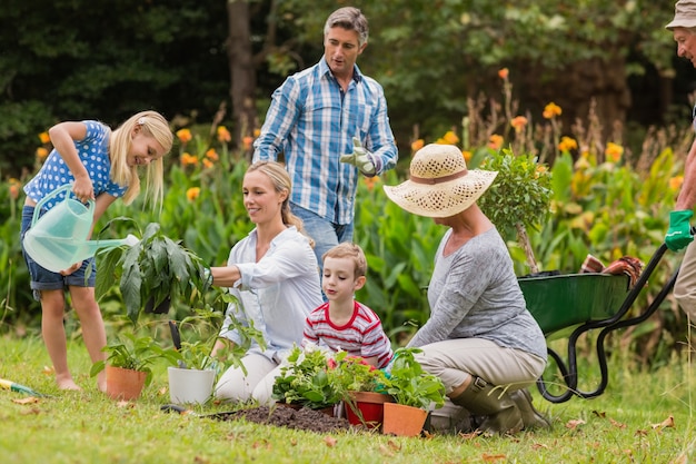 Glückliche Familiengartenarbeit