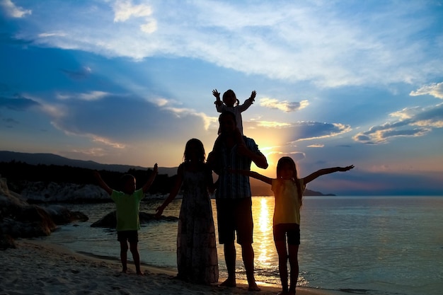 glückliche Familiensilhouette am griechischen Meereshintergrund